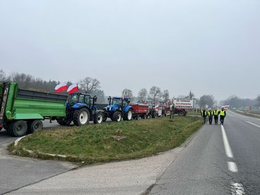 Trwa protest rolników. W powiecie wieluńskim blokują drogę nr 74 w miejscowości Osjaków